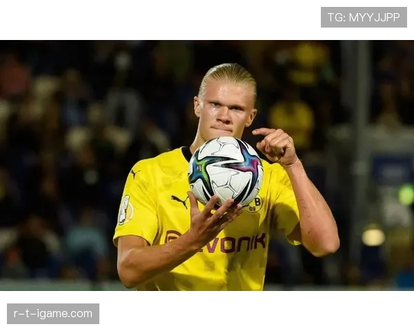 哈兰德空翻庆祝引爆热议，进球绝技成赛场焦点