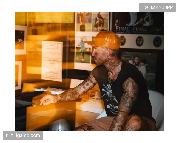 拉莫斯抱娃逛街，孩子背的包比我整年花销还贵