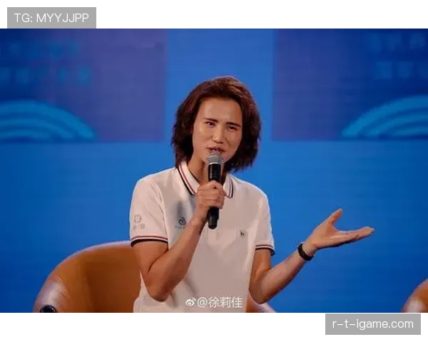 黄东萍训练完顺手啃鸡腿的样子，真不像拿过奥运金牌的人